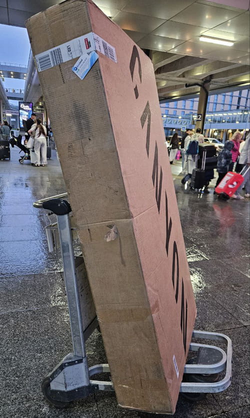 Urgent delivery of small cargo by air courier AviaSend